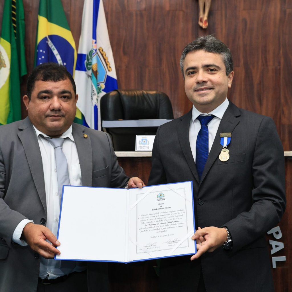 Presidente da Saec é homenageado com Medalha Boticário Ferreira, na Câmara Municipal de Fortaleza